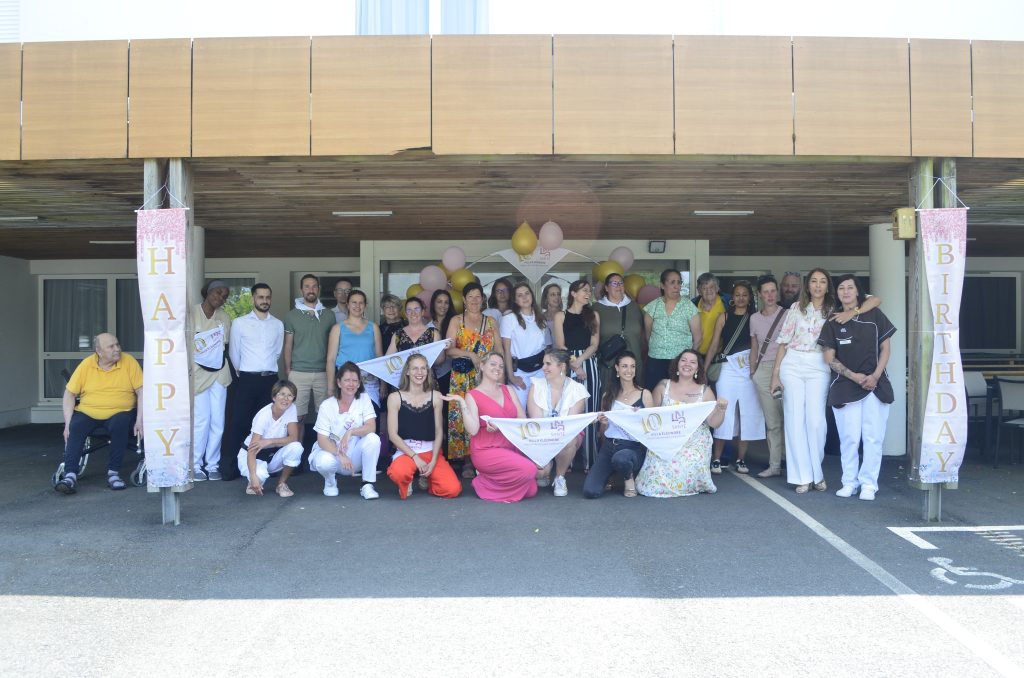 Familles, résidents, équipe fête les 10 ans de la Villa Eleonore, un Ehpad à Montlouis-sur-Loire
