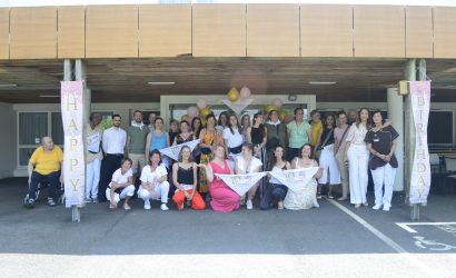 Familles, résidents, équipe fête les 10 ans de la Villa Eleonore, un Ehpad à Montlouis-sur-Loire